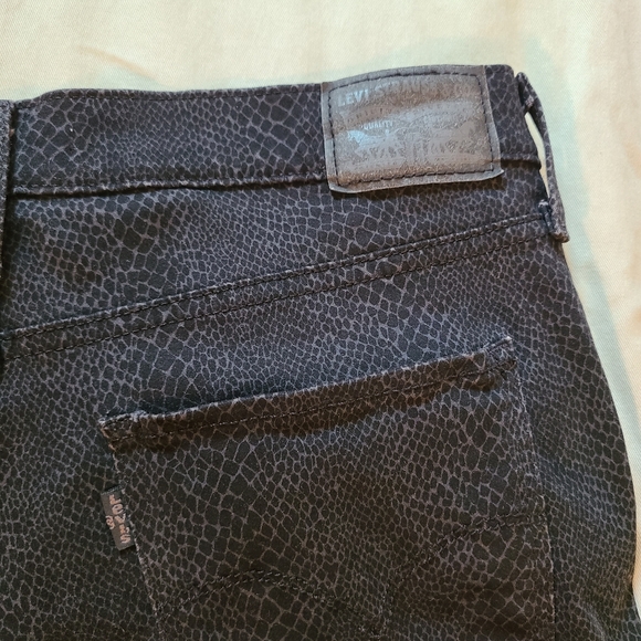 Levi's Snakeskin Print High-Rise Super Skiny jeans. - Picture 5 of 6